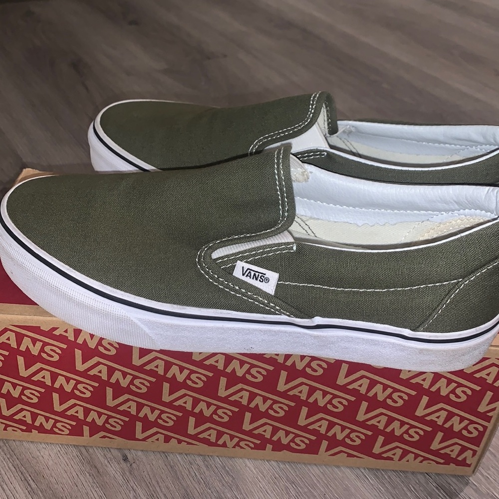 Unisex army green vans women’s 10 men’s 8.5